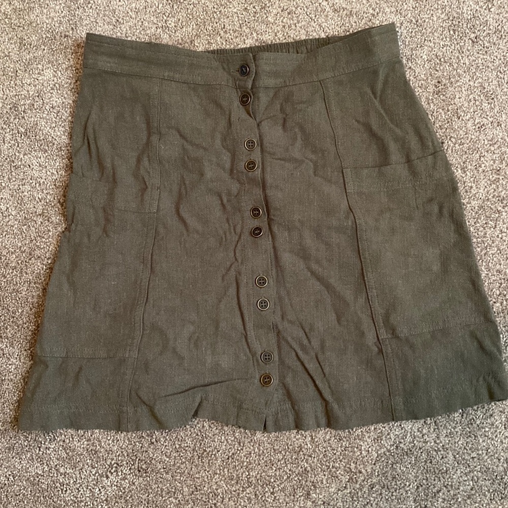 Universal thread army green skirt. Size XS.